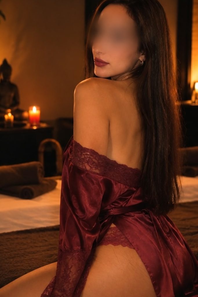 Alicia, masajista tántrica en Shiva Room Alicante, en una sala de ambiente cálido y relajante.